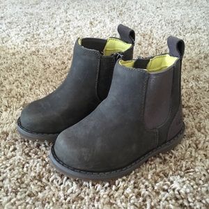 Ugg toddler boy boots. Size 6. NWT
